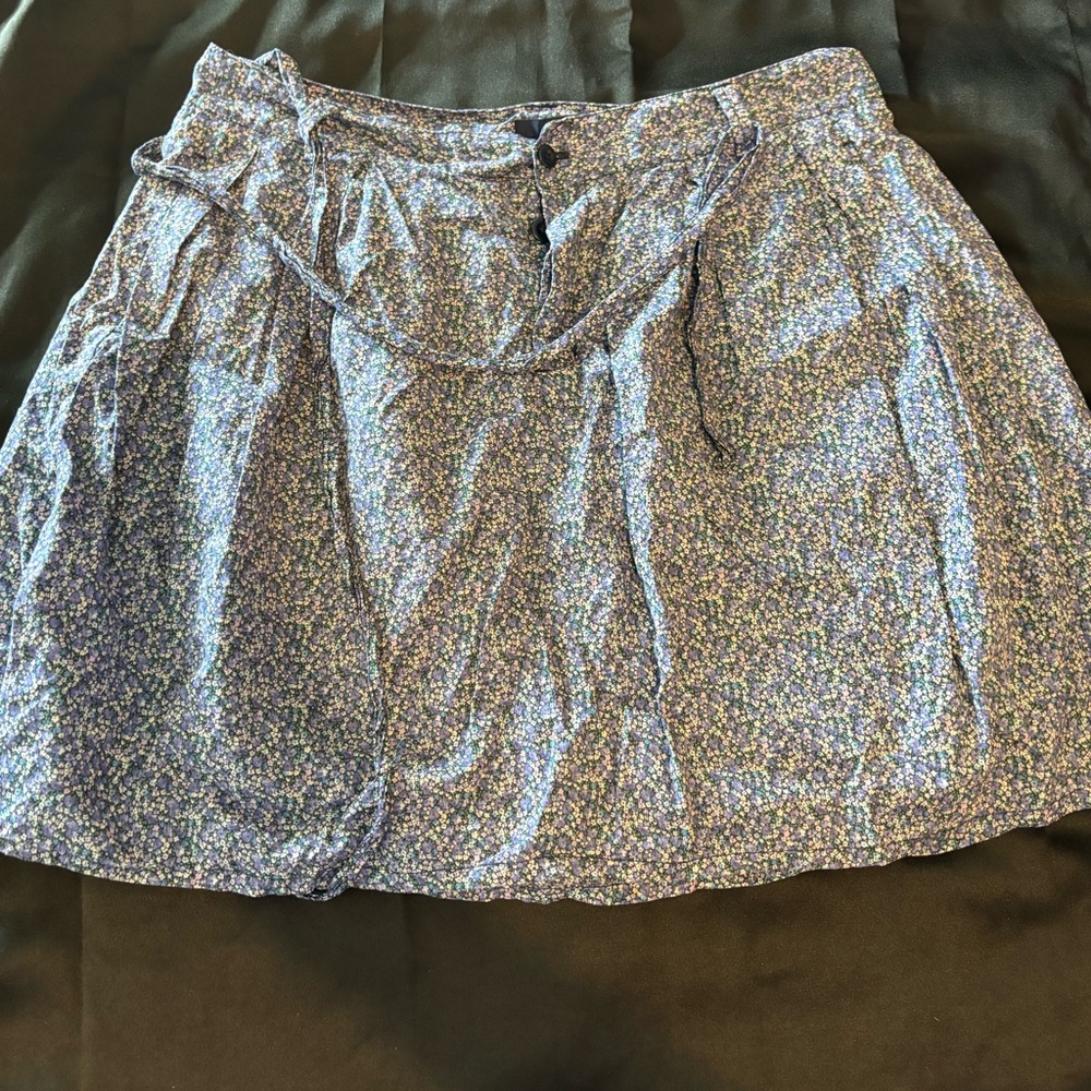 Gap mini skirt with blue floral print lined with pockets size 10
